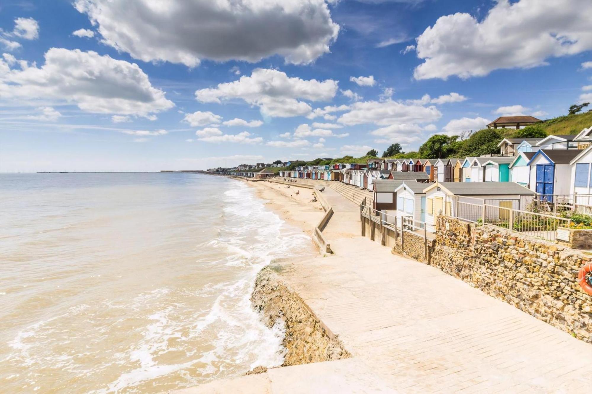 8 Berth Caravan With Decking To Hire At Naze Marine In Essex Ref 17045Nm ウォルトン・オン・ザ・ネーズ エクステリア 写真