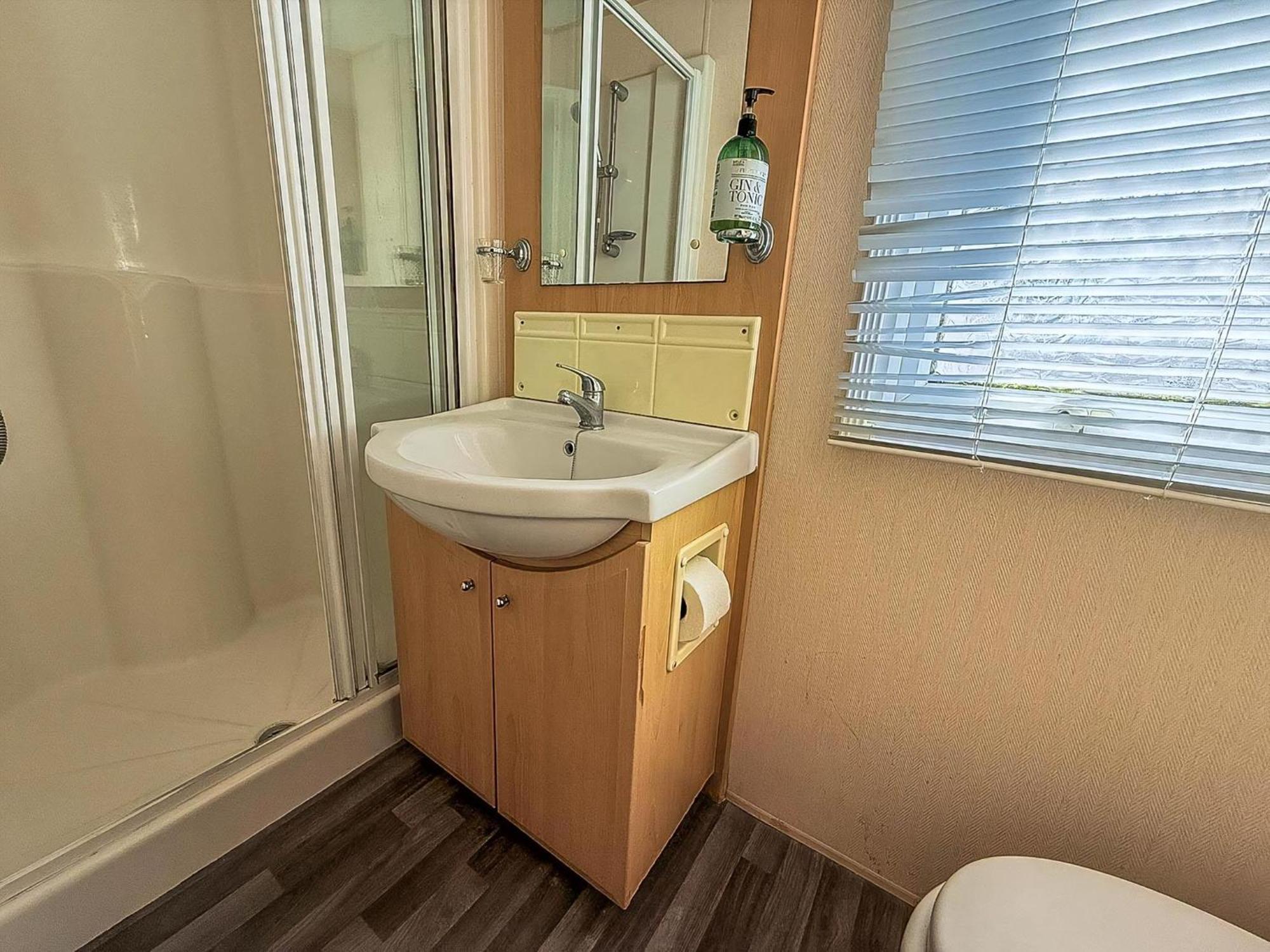 8 Berth Caravan With Decking To Hire At Naze Marine In Essex Ref 17045Nm ウォルトン・オン・ザ・ネーズ エクステリア 写真