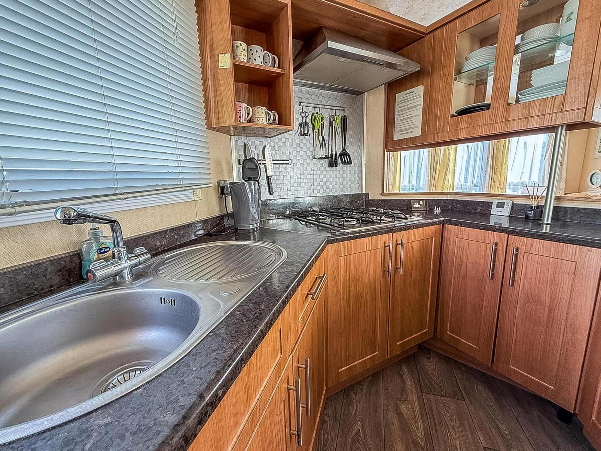 8 Berth Caravan With Decking To Hire At Naze Marine In Essex Ref 17045Nm ウォルトン・オン・ザ・ネーズ エクステリア 写真