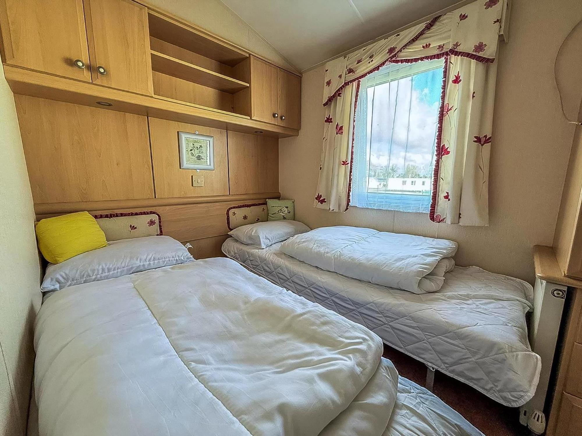 8 Berth Caravan With Decking To Hire At Naze Marine In Essex Ref 17045Nm ウォルトン・オン・ザ・ネーズ エクステリア 写真