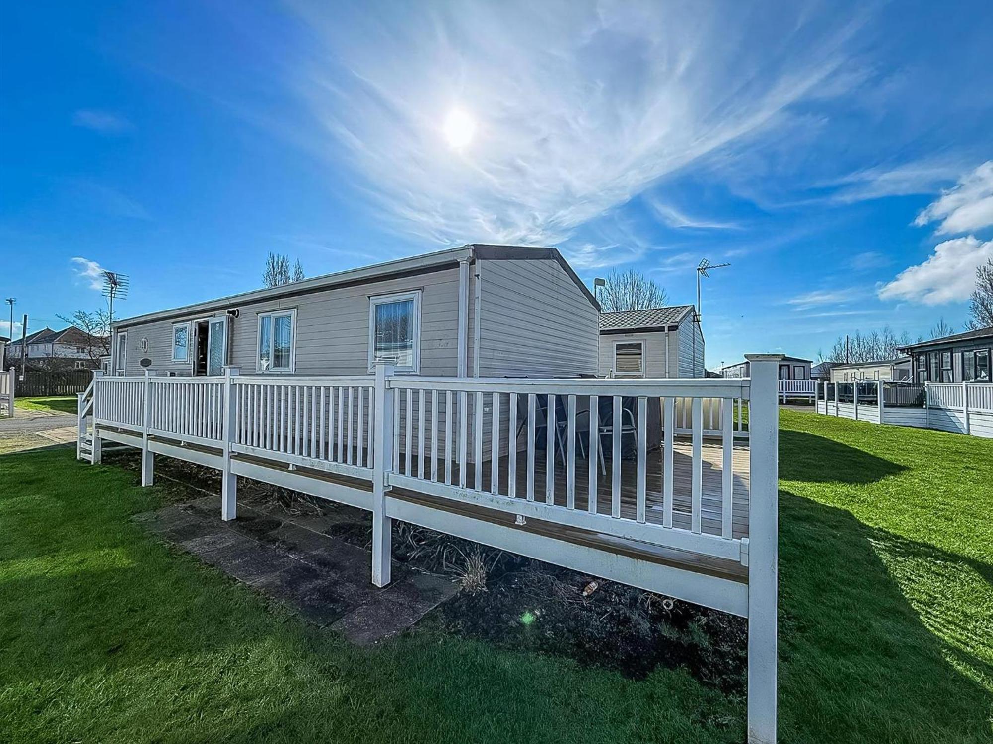 8 Berth Caravan With Decking To Hire At Naze Marine In Essex Ref 17045Nm ウォルトン・オン・ザ・ネーズ エクステリア 写真