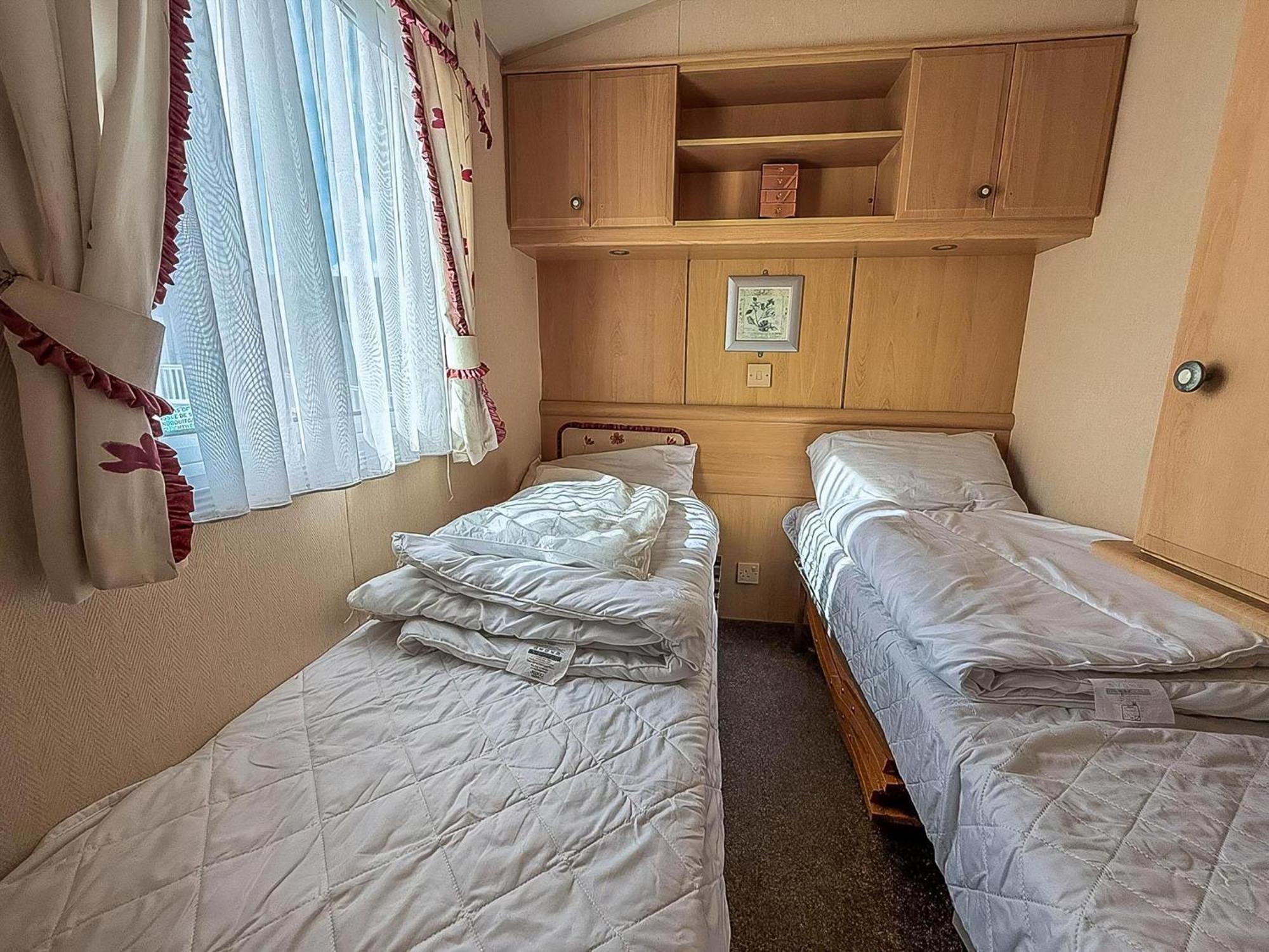 8 Berth Caravan With Decking To Hire At Naze Marine In Essex Ref 17045Nm ウォルトン・オン・ザ・ネーズ エクステリア 写真