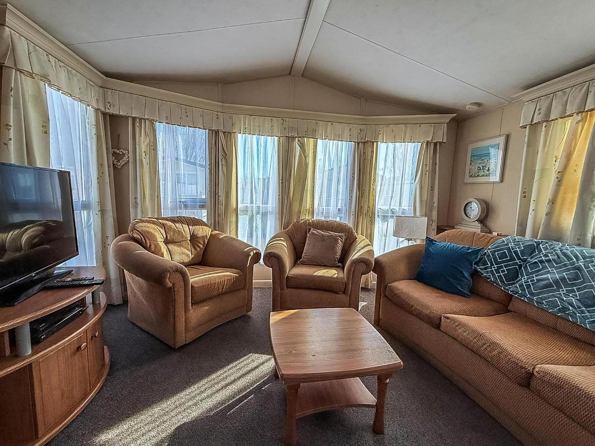 8 Berth Caravan With Decking To Hire At Naze Marine In Essex Ref 17045Nm ウォルトン・オン・ザ・ネーズ エクステリア 写真