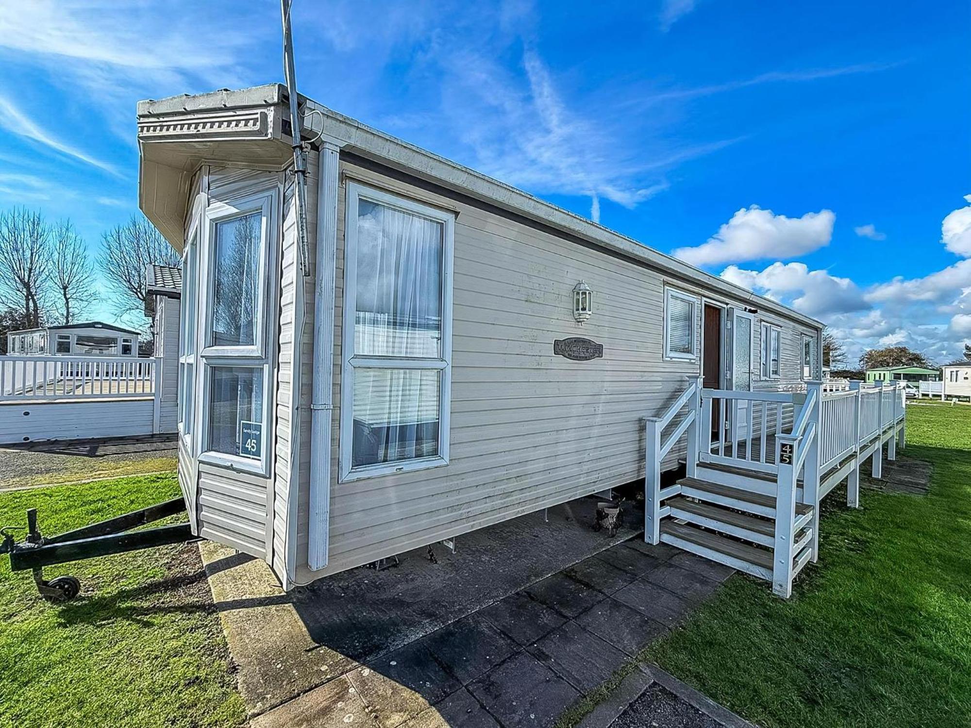 8 Berth Caravan With Decking To Hire At Naze Marine In Essex Ref 17045Nm ウォルトン・オン・ザ・ネーズ エクステリア 写真